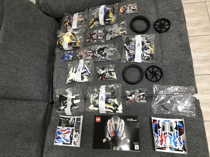 點我看大圖 首踏LEGO樂高!開箱把玩、展示一把罩BMW M1000RR (42130)
