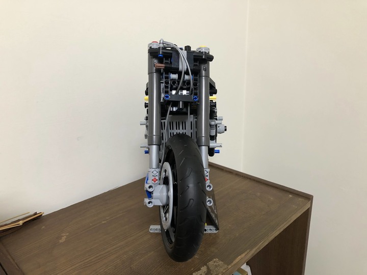 點我看大圖 首踏LEGO樂高!開箱把玩、展示一把罩BMW M1000RR (42130)
