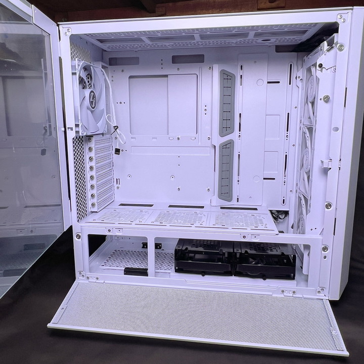 海量硬碟安裝、10顆風扇散熱、整線苦手救星 - LIAN LI LANCOOL III RGB 雙側透玻璃機殼