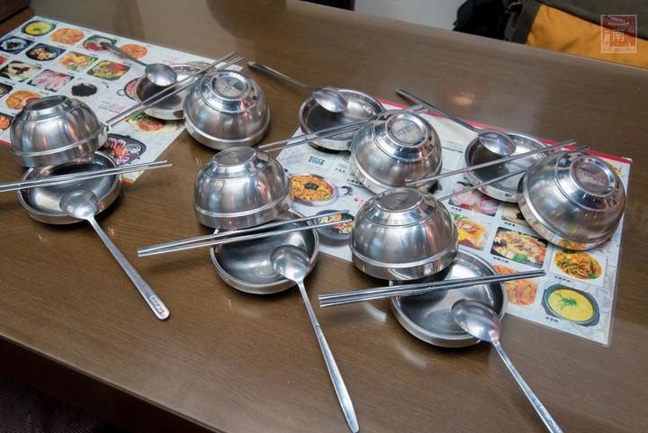 【臺南美食】開了10幾年台南韓式料理店，15道韓國小菜無限供應，供應韓國道地美食、烤肉及部隊鍋~韓朝崇明店