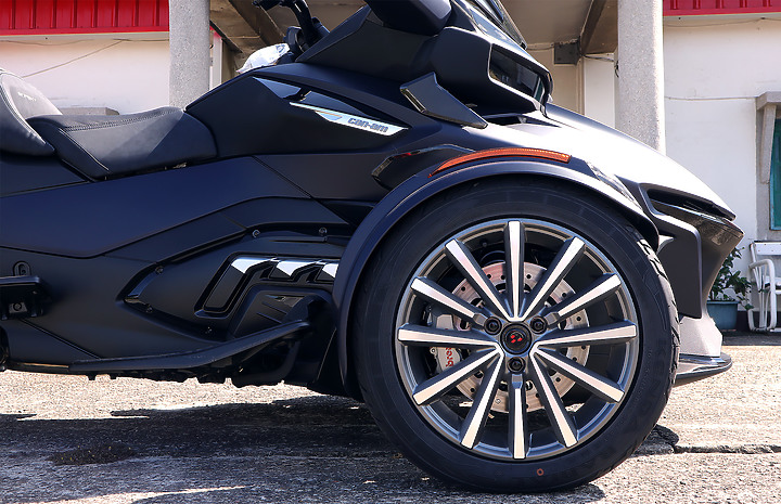 要一台用騎的汽車，口袋也要和水一樣深｜Can-Am Spyder RT Sea to Sky
