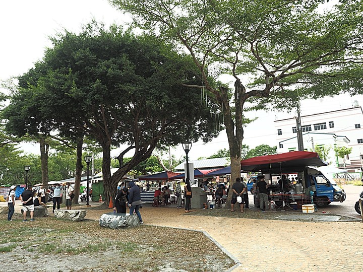 赤科山加蜜園、鳳林停車場臭豆腐、富麗禾風便當、億品鍋、紫籐花民宿— 賞金針花快閃行之吃與睡