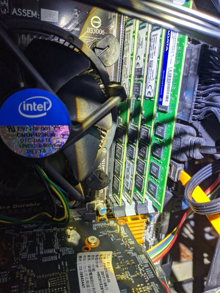 這樣插4條8G記憶體ok?