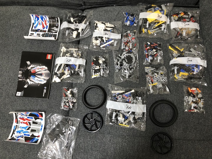 點我看大圖 首踏LEGO樂高!開箱把玩、展示一把罩BMW M1000RR (42130)