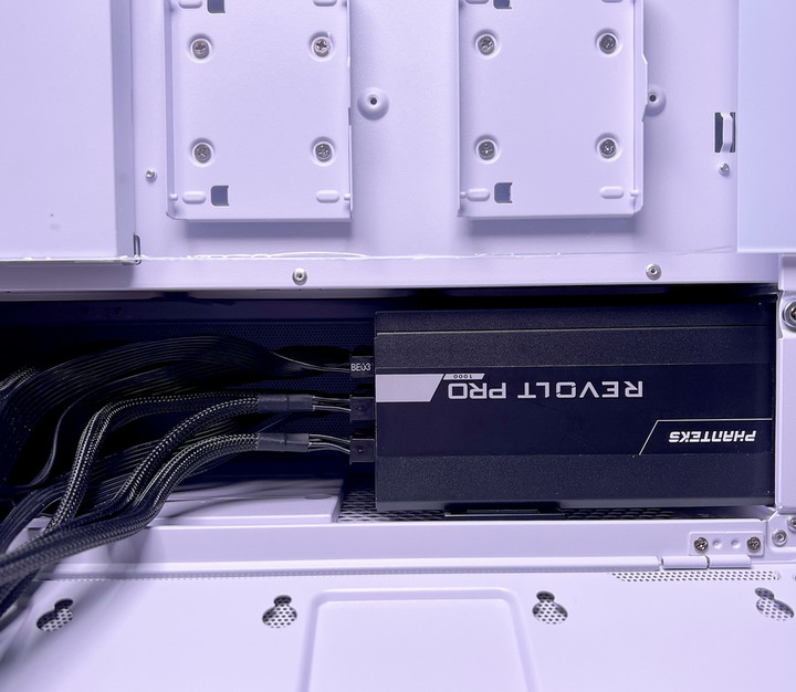 海量硬碟安裝、10顆風扇散熱、整線苦手救星 - LIAN LI LANCOOL III RGB 雙側透玻璃機殼
