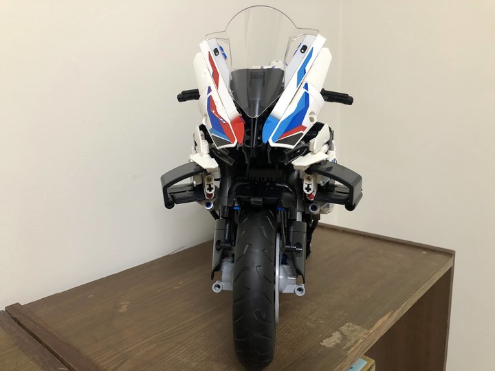 點我看大圖 首踏LEGO樂高!開箱把玩、展示一把罩BMW M1000RR (42130)