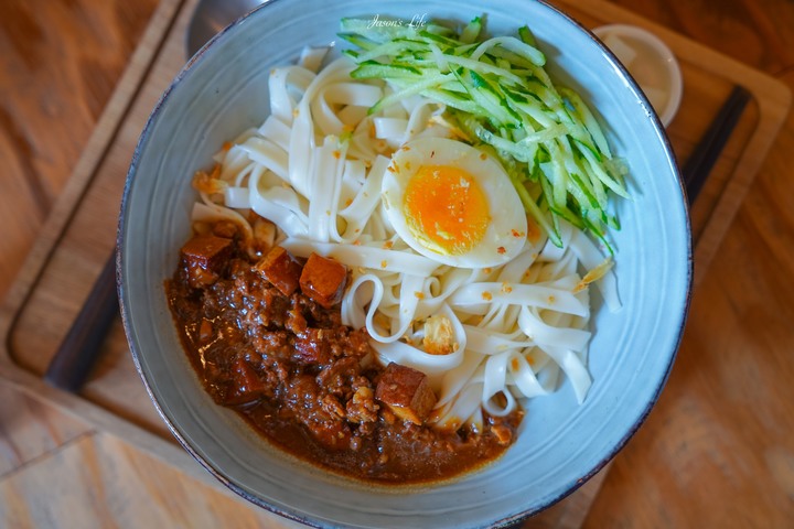 點我看大圖 【屏東滿州|美食】吳物。滿州咖啡廳推薦,古物童玩選物可買回家喔,銷魂炸醬麵好吃