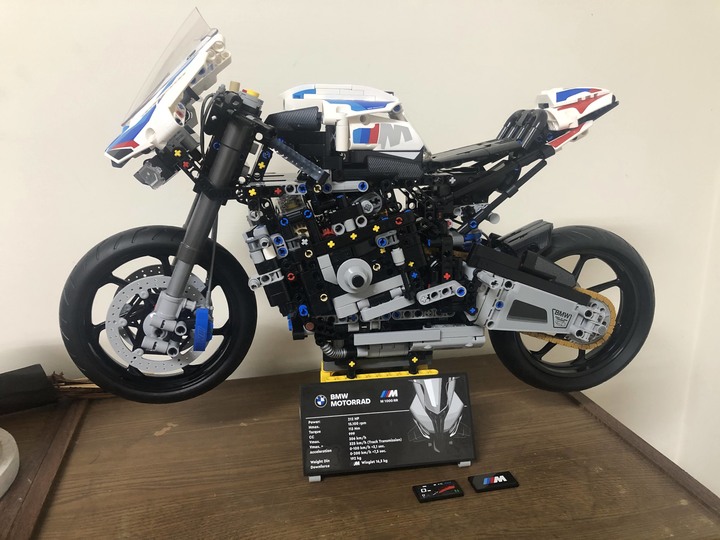 點我看大圖 首踏LEGO樂高!開箱把玩、展示一把罩BMW M1000RR (42130)