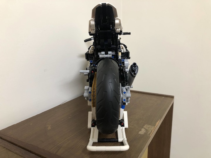 點我看大圖 首踏LEGO樂高!開箱把玩、展示一把罩BMW M1000RR (42130)