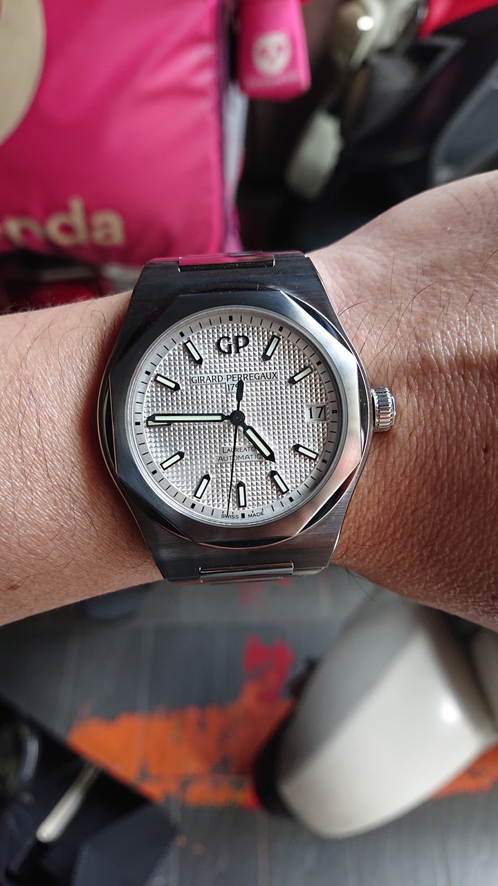 開箱：GIRARD-PERREGAUX Laureato 芝柏白桂冠