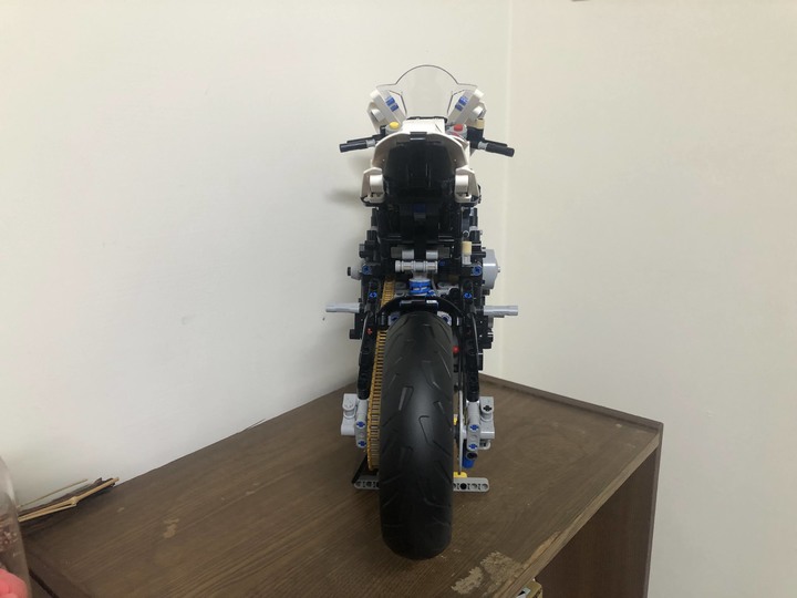 點我看大圖 首踏LEGO樂高!開箱把玩、展示一把罩BMW M1000RR (42130)
