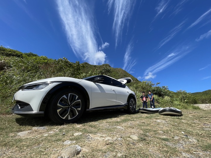 一台始終不在我考慮名單，卻開進我家的Kia EV6