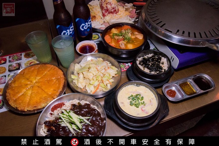 【臺南美食】開了10幾年台南韓式料理店，15道韓國小菜無限供應，供應韓國道地美食、烤肉及部隊鍋~韓朝崇明店