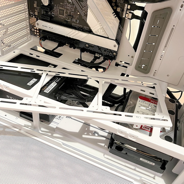 海量硬碟安裝、10顆風扇散熱、整線苦手救星 - LIAN LI LANCOOL III RGB 雙側透玻璃機殼