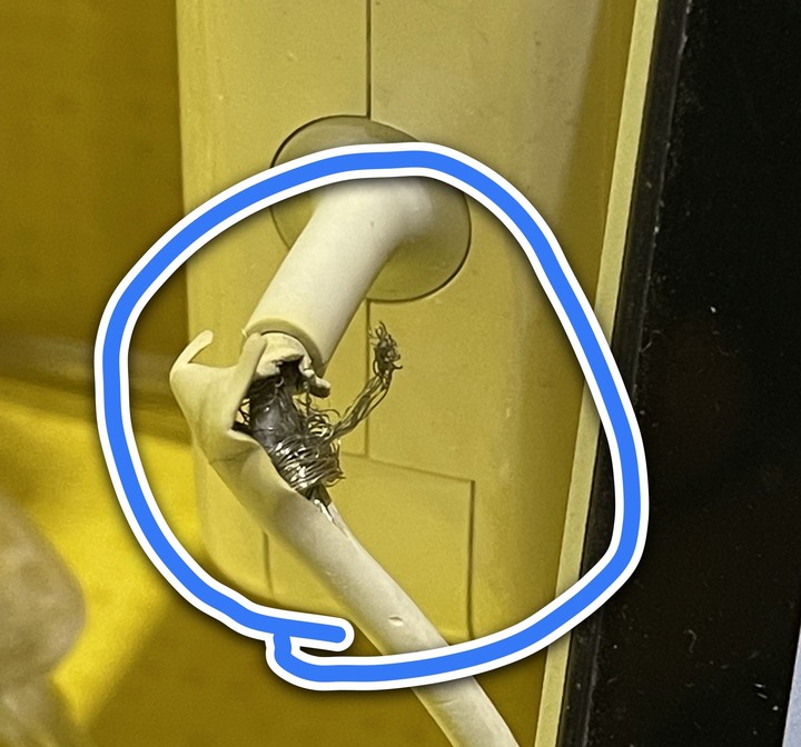 充電線裂成這樣會危險嗎？