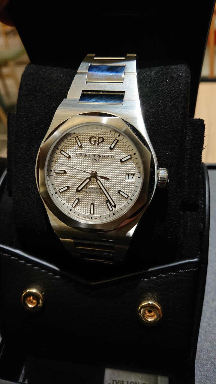 開箱：GIRARD-PERREGAUX Laureato 芝柏白桂冠