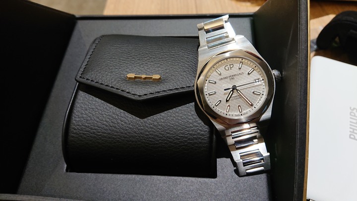 開箱：GIRARD-PERREGAUX Laureato 芝柏白桂冠