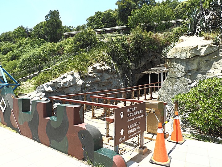 九宮坑道,全金門最長、最大的海中坑道,外掛地標八達樓子、勝利門、八二三砲戰勝利紀念碑 — 盛夏金門四日行 烈嶼篇 第1部