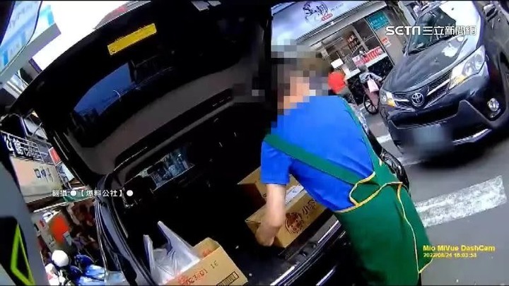 2車違停巷口擋道 騎士按喇叭抱怨「店員無視繼續搬貨」