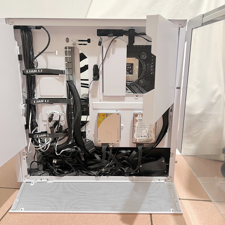 海量硬碟安裝、10顆風扇散熱、整線苦手救星 - LIAN LI LANCOOL III RGB 雙側透玻璃機殼