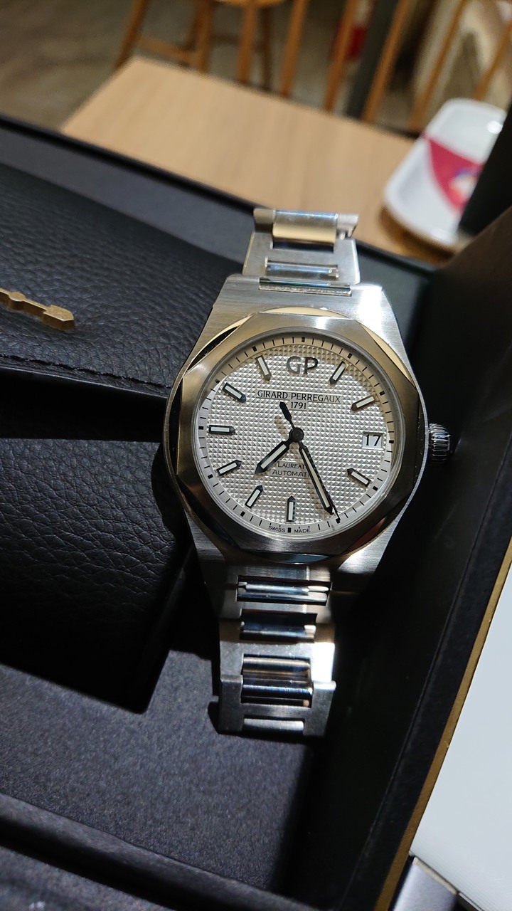 開箱：GIRARD-PERREGAUX Laureato 芝柏白桂冠