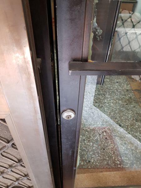 這種玻璃鋁門 可以換成電子鎖嗎?