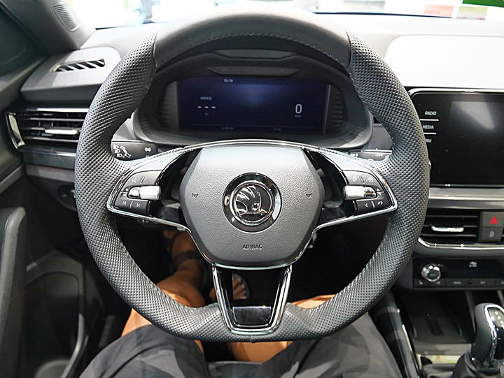 ŠKODA OCTAVIA COMBI 1.0TSI e-TEC 15,000km保養全紀錄,巧遇【ŠKODA x Rakuten Monkeys 樂天桃猿一日店長】台北場