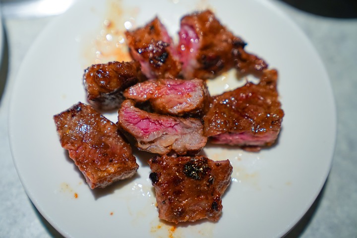 點我看大圖 【台中西屯│美食】燒肉風間 Kazama | 老虎城店。洞穴風燒肉空間,和牛套餐大口吃燒肉,附餐選擇多又美味