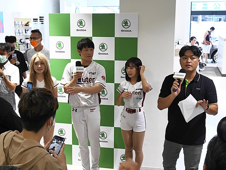 ŠKODA OCTAVIA COMBI 1.0TSI e-TEC 15,000km保養全紀錄,巧遇【ŠKODA x Rakuten Monkeys 樂天桃猿一日店長】台北場