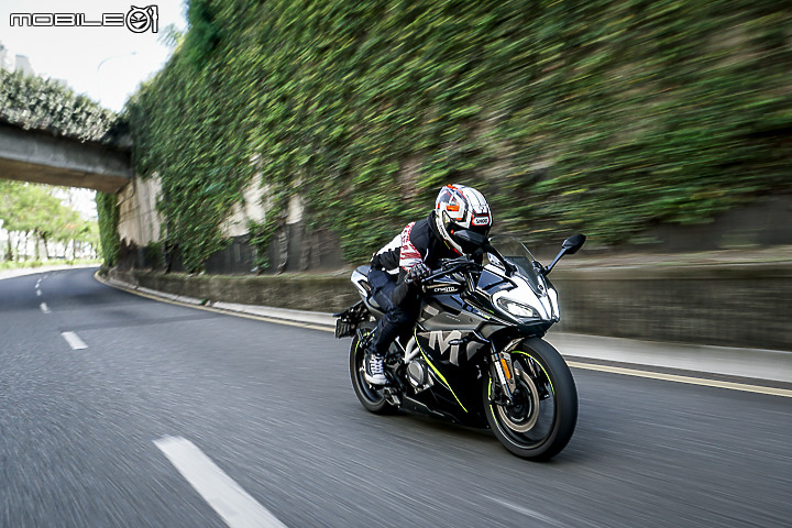 CFMOTO 300SR 試駕|操控中規中矩 配備相對超值