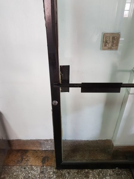 這種玻璃鋁門 可以換成電子鎖嗎?