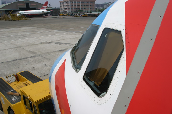 台灣少見的雙面不同色彩繪機 B-22601