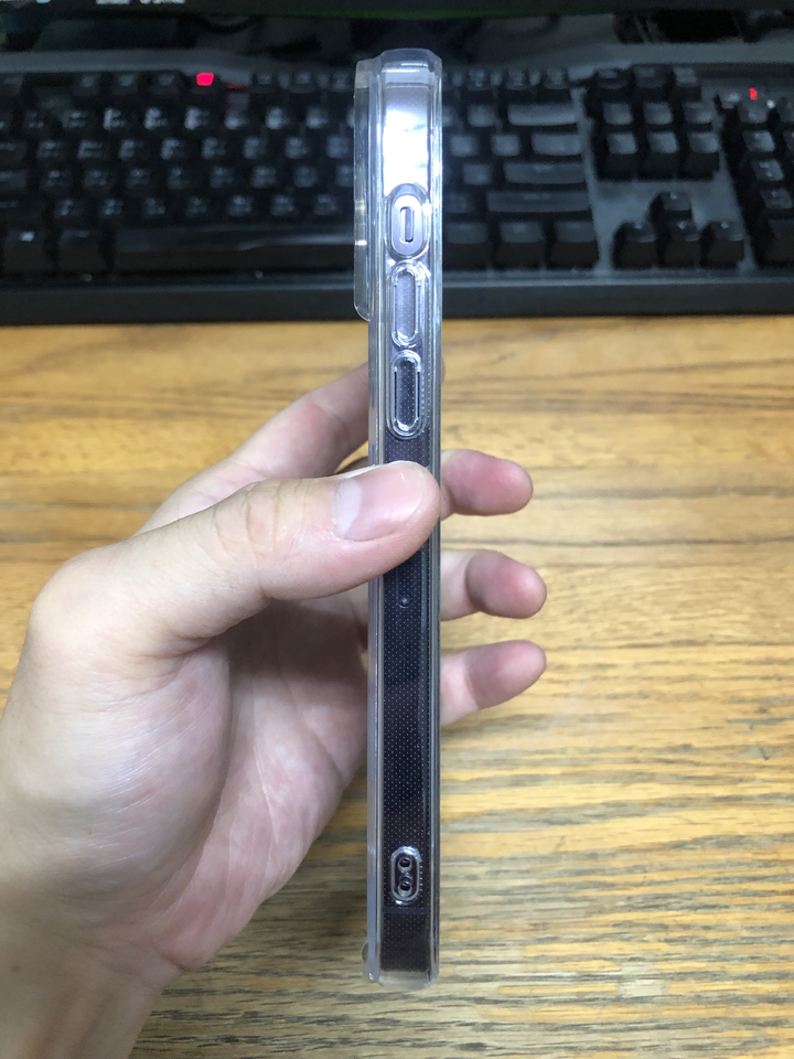 iPhone14 Pro Max求鏡頭貼貼完後，手機可平放在桌面，且桌面不會撸到鏡頭的外殼推薦