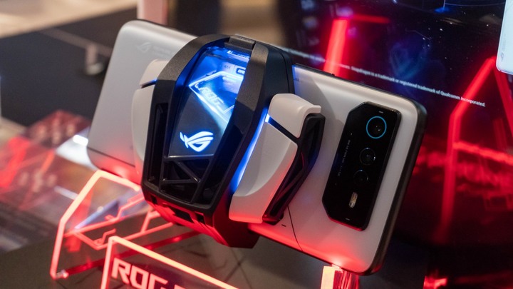點我看大圖 ROG Phone 新成員報到!不打遊戲就不適合擁有 ROG Phone 6 Pro 嗎?