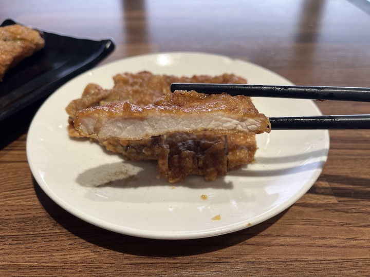 [食記] 六石麵，台灣基隆中正，香Q有彈性乾麵配上現炸肉卷及排骨