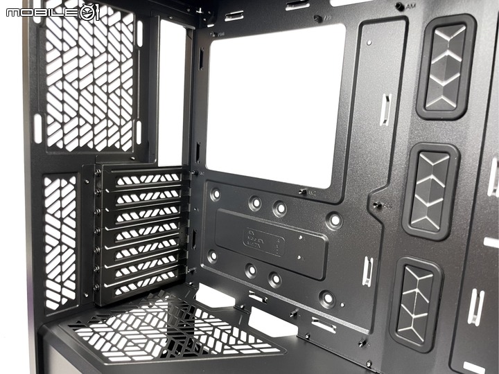 [開箱] CM MasterBox 520 Mesh 中直立式機殼