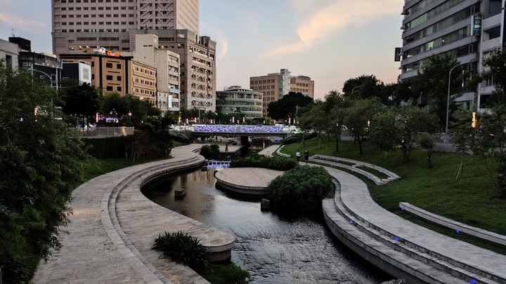 我們家的兩天一夜中部小旅行 - 台中自然科學博物館/台中鳳凰酒店的超大遊戲室跟澎湃早午餐/柳川水岸步行區/中華路夜市/台中市第二市場&自由路糕餅街一遊/第四信用合作社的冰/審計新村真好逛