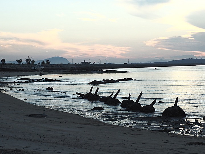 建功嶼與金門大橋 — 錯過金門版摩西分海,但見到夕照雙色天 — 盛夏金門四日行 金城篇 第4部