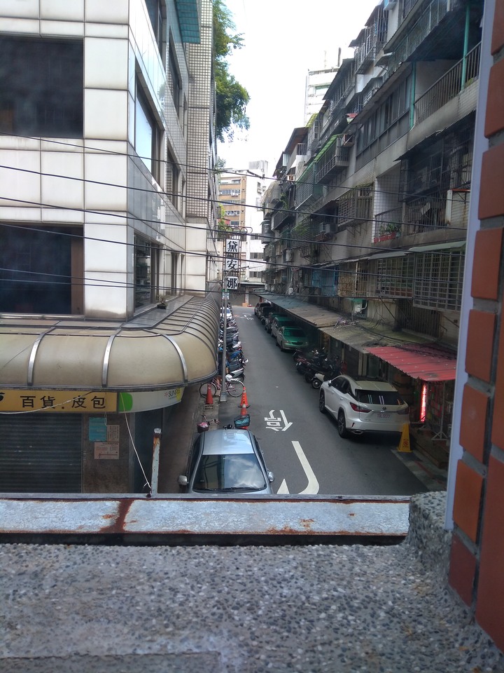 台北車站 天水街附近的小巷子，一間中午幾乎沒人的2樓餐廳，給人很優閒的感覺