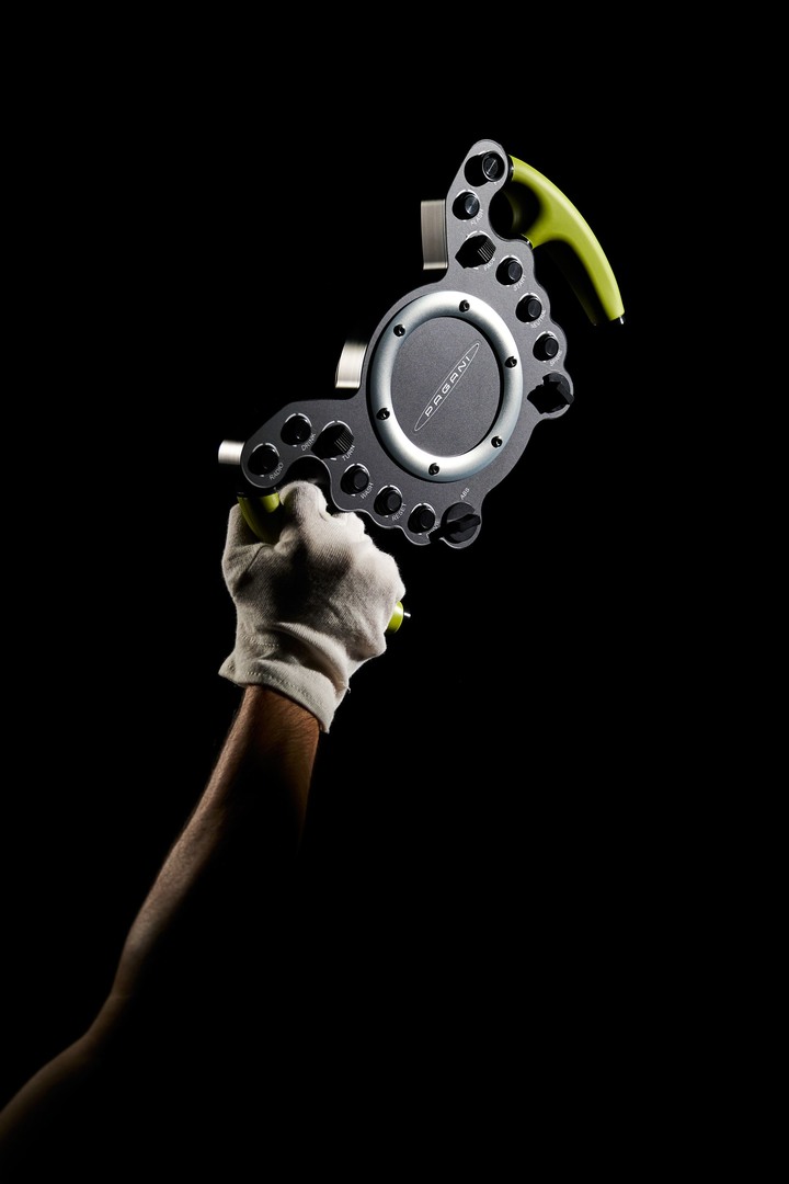 Pagani總裁簽名才出廠! 難怪Zonda要漲到上億身價!