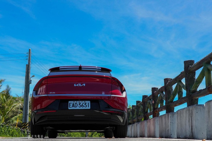點我看大圖 KIA EV6 Air 增程版(CV)一日車主開箱心得評價:台北台東來回免超充,有i-pedal、沒i-pedal可用里程差很多!