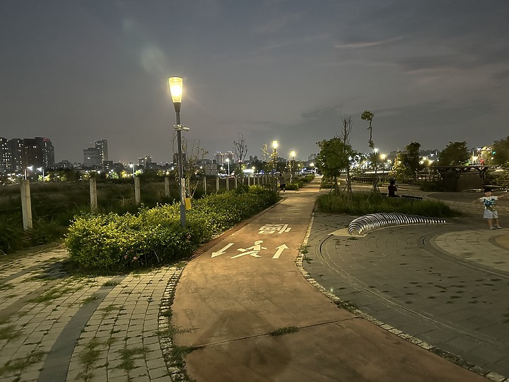 iPhone 14 pro max 和 s22 ultra 夜拍比較