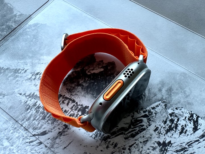 Apple Watch Ultra 鈦金屬錶殼配橙色高山錶環 開箱
