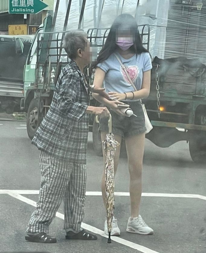 腿香正妹「馬路扶奶奶」3連拍暖爆5千人