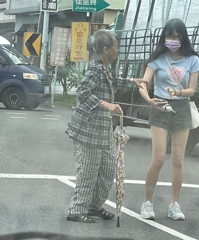 腿香正妹「馬路扶奶奶」3連拍暖爆5千人