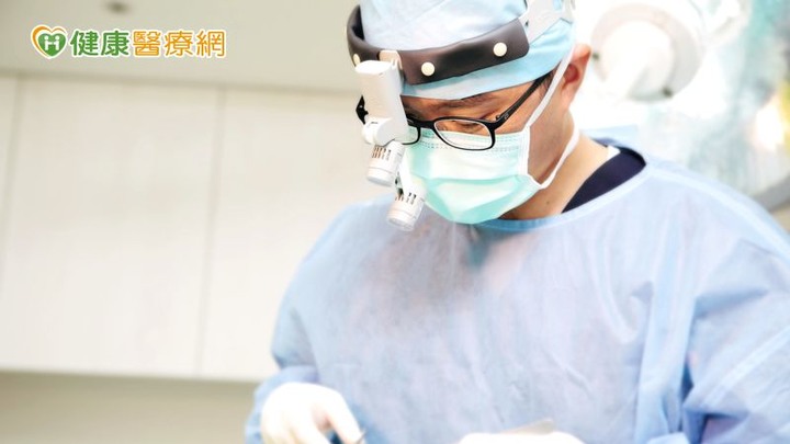 點我看大圖 隆乳材質再創新高「峰」女王波一次滿足3個願望