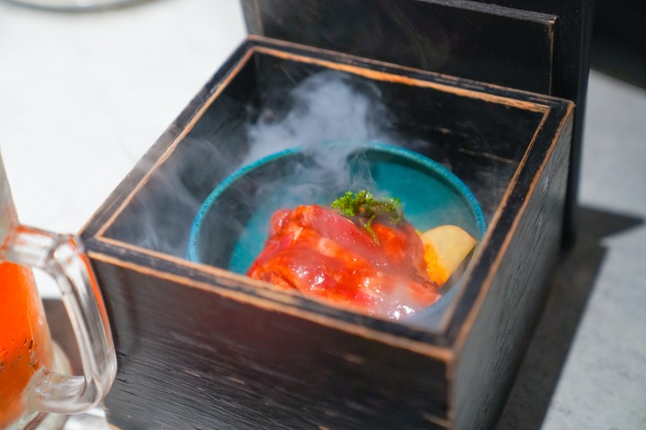 點我看大圖 【台中西屯│美食】燒肉風間 Kazama | 老虎城店。洞穴風燒肉空間,和牛套餐大口吃燒肉,附餐選擇多又美味