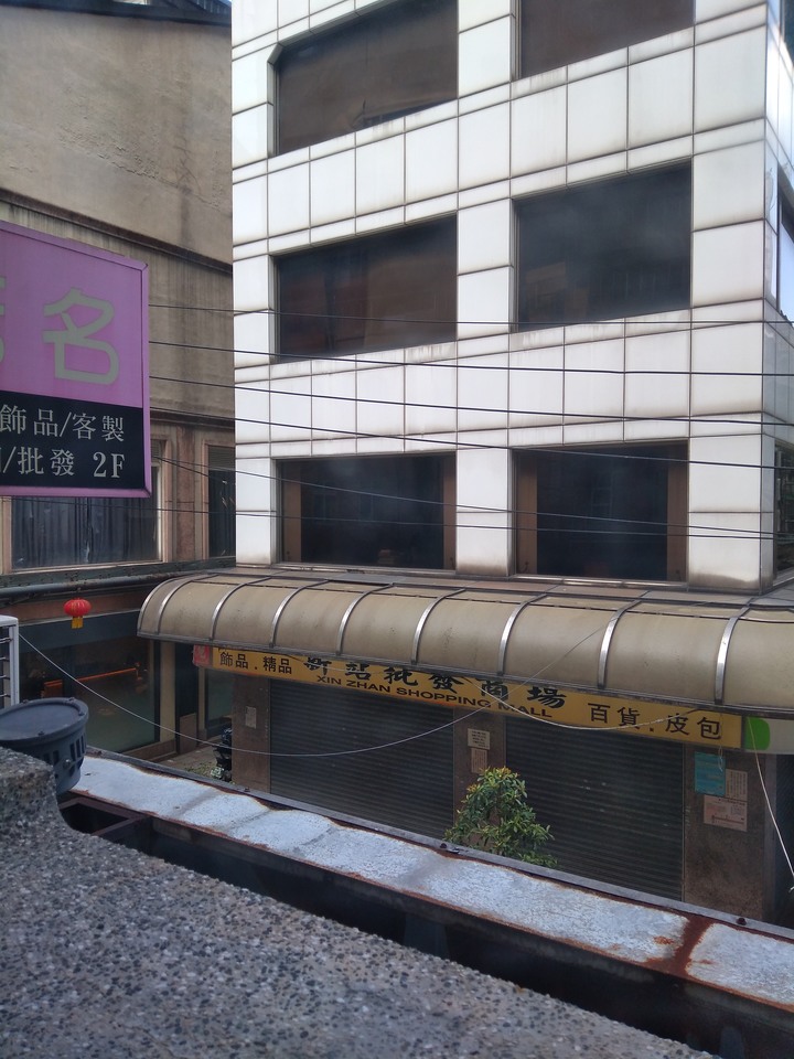 台北車站 天水街附近的小巷子，一間中午幾乎沒人的2樓餐廳，給人很優閒的感覺