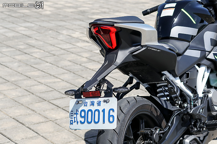 CFMOTO 300SR 試駕|操控中規中矩 配備相對超值
