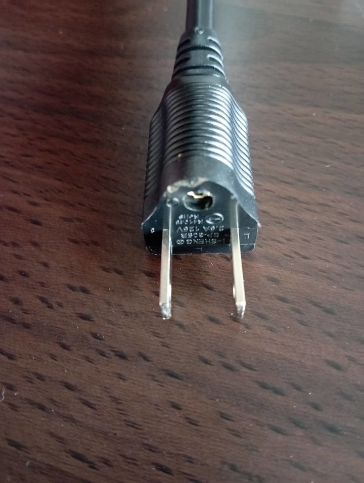 請問剛網購的螢幕有一個暗點/灰塵......請大家幫我評估看看